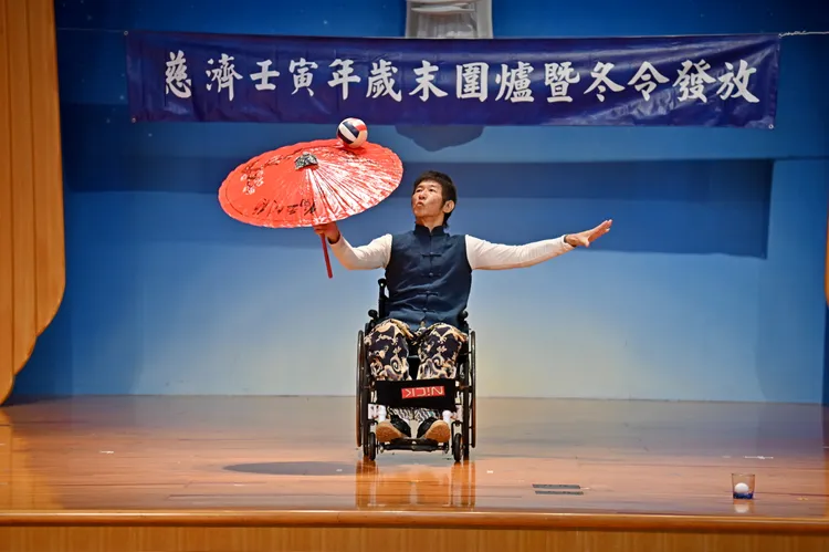 唐先生因意外導致下半身癱瘓，24、25日出席慈濟冬令發放活動表演，用自己克服身體障礙重生的歷程與大眾分享。慈濟提供