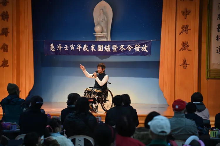 唐先生因意外導致下半身癱瘓，他出席慈濟冬令發放活動表演，用自己克服身體障礙重生的歷程與大眾分享人生故事。慈濟提供