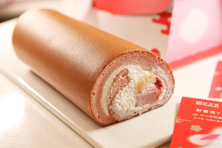新品「草莓布丁生乳捲」，以滑順細膩的草莓慕斯佐軟嫩布丁與泡芙蛋糕，加入米其林餐廳御用法國果泥製成的草莓果餡，售價550元。翁玉信攝