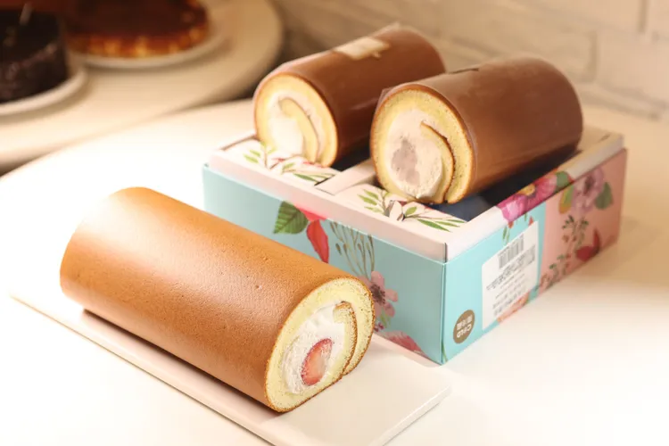 草莓季不可錯過的還有每天限量300條的「鮮採草莓生乳捲」，售價595元。翁玉信攝