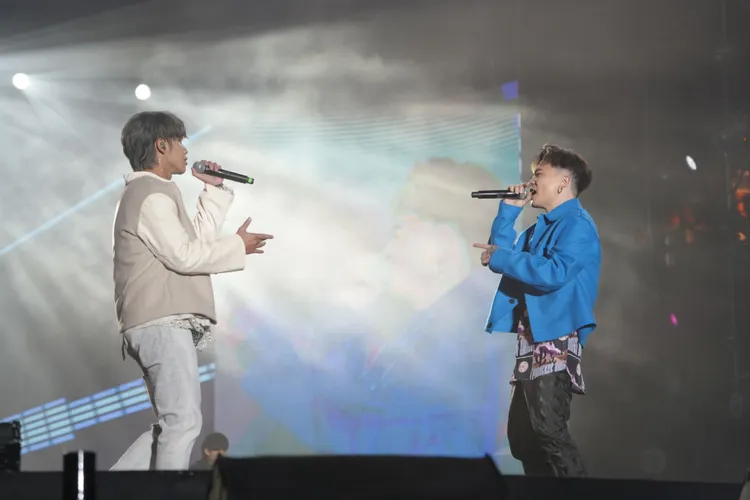 蕭秉治(右)與鼓鼓嗨唱桃園。年代提供