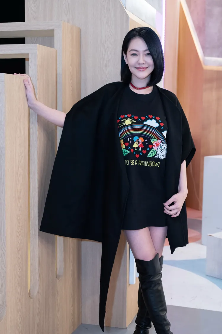 小S自帶天后氣場，讓休閒風格穿搭照樣有率性態度。品牌提供