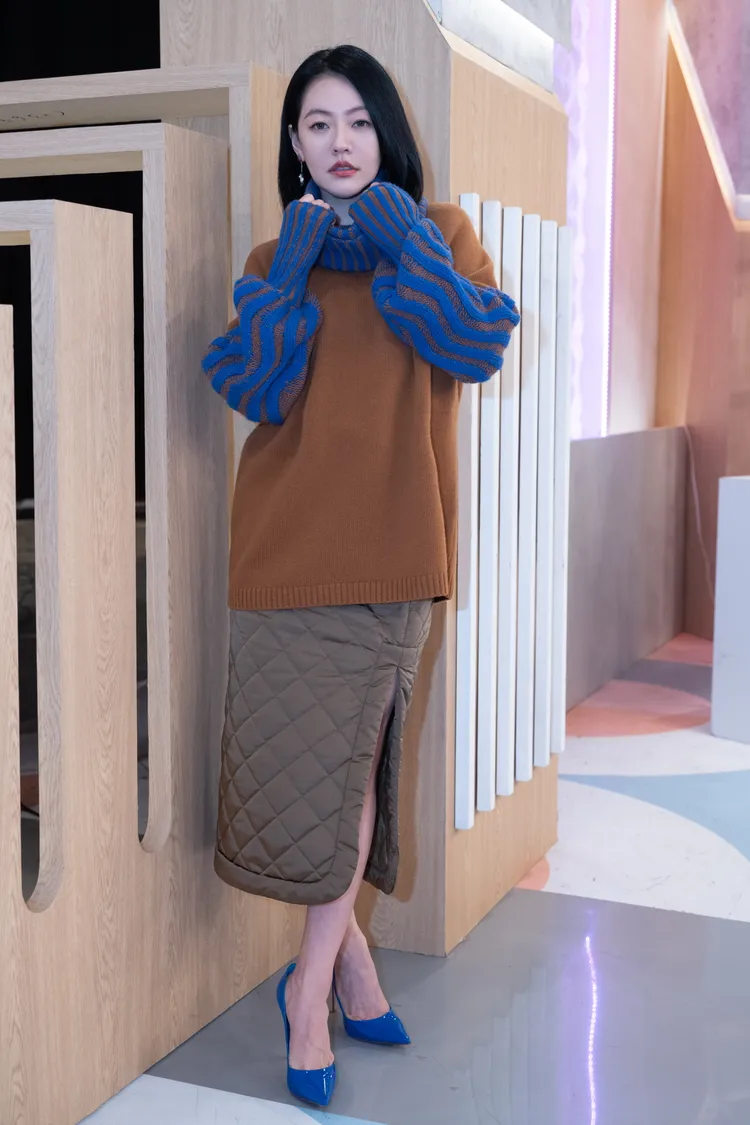 小S以毛衣搭配過膝裙的休閒造型，戴上以貓熊為輪廓的Qeelin Bo Bo耳環，為整體增添少女感。品牌提供 