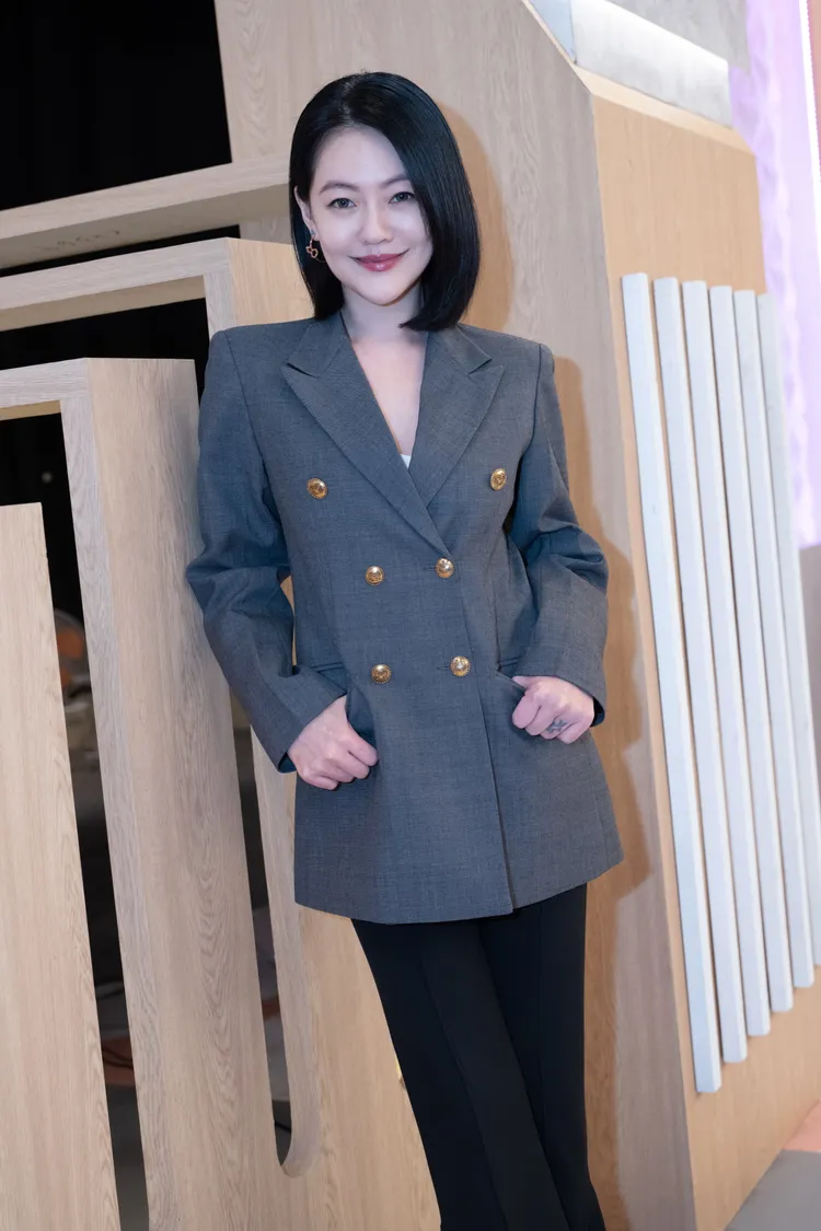 小S在演藝圈淬鍊多年，由內而外散發的自信幫助她在造型上加分許多。品牌提供