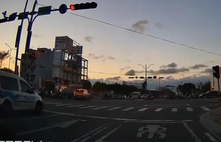 計程車疑闖紅燈與綠燈直行車輛發生碰撞。臉書社團「八卦村－行車紀錄器影片上傳中心」