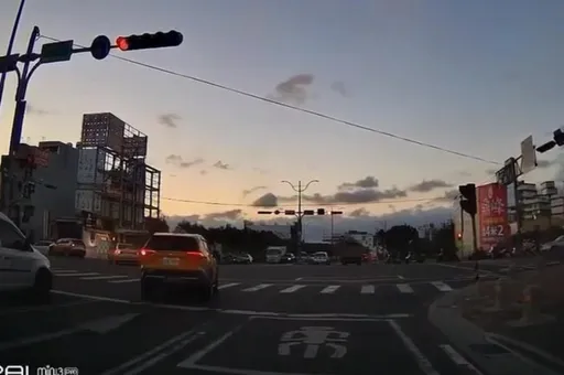 闖紅燈還左轉 彰化小黃路中央遭撞原地轉圈