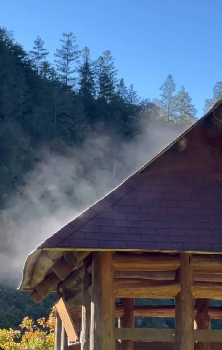 陽光乍現望溪亭的屋頂上就霧氣裊繞。民眾提供