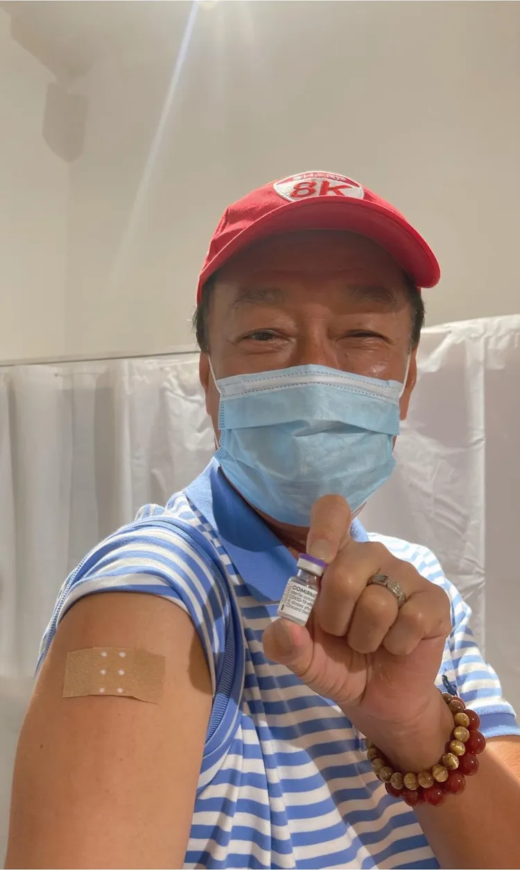 郭台銘去年8月親自前往歐洲「督軍」催疫苗。翻攝　郭台銘臉書