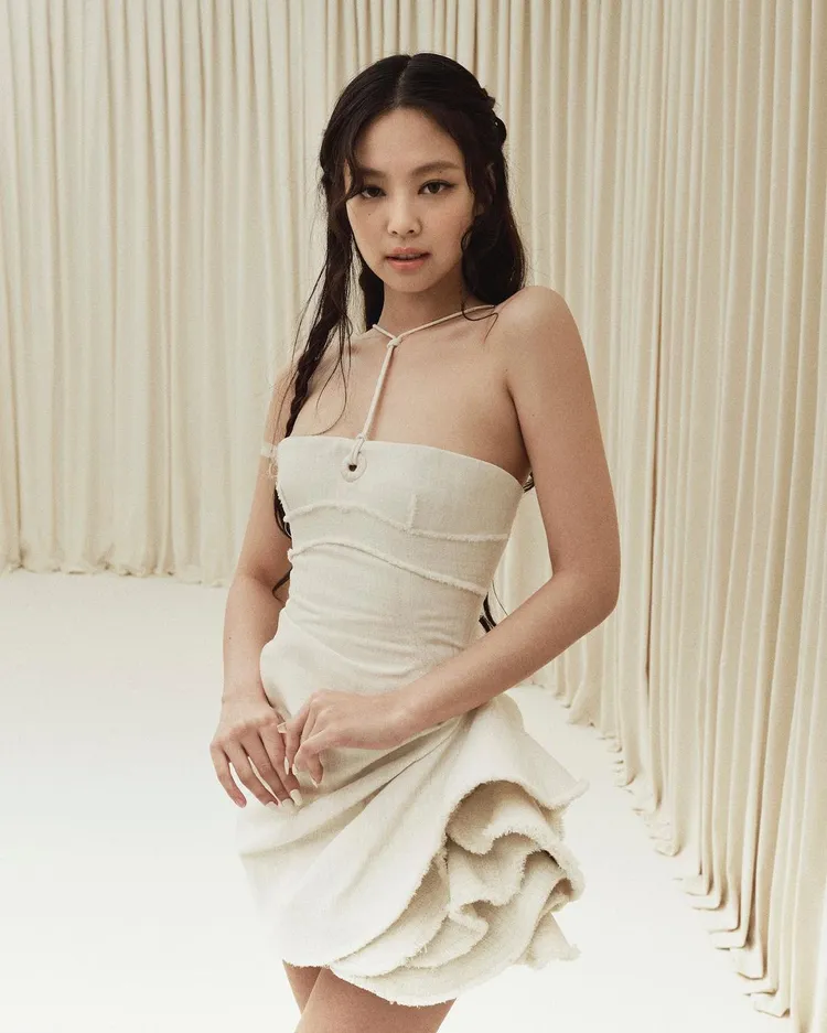 Jennie穿上JACQUEMUS米白色亞麻材質露肩合身短洋裝，裙側堆疊出如花瓣的層疊設計很浪漫，更巧妙的是圈掛頸部的細繩以Y字延伸至洋裝的平口，引動無限遐想的性感味。翻攝jacquemus IG