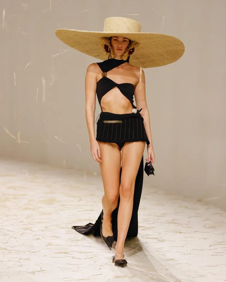 超大草帽和超小廢包設計再現JACQUEMUS 2023春夏系列大秀。翻攝jacquemus IG