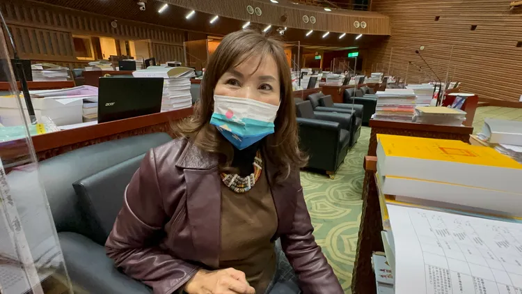 宜蘭縣議員孫湯玉惠前往議會途中發現穿山甲逛大街，擔心牠挨撞，趕緊用桶子帶往議會，並請縣府農業處協助檢傷。林泊志攝