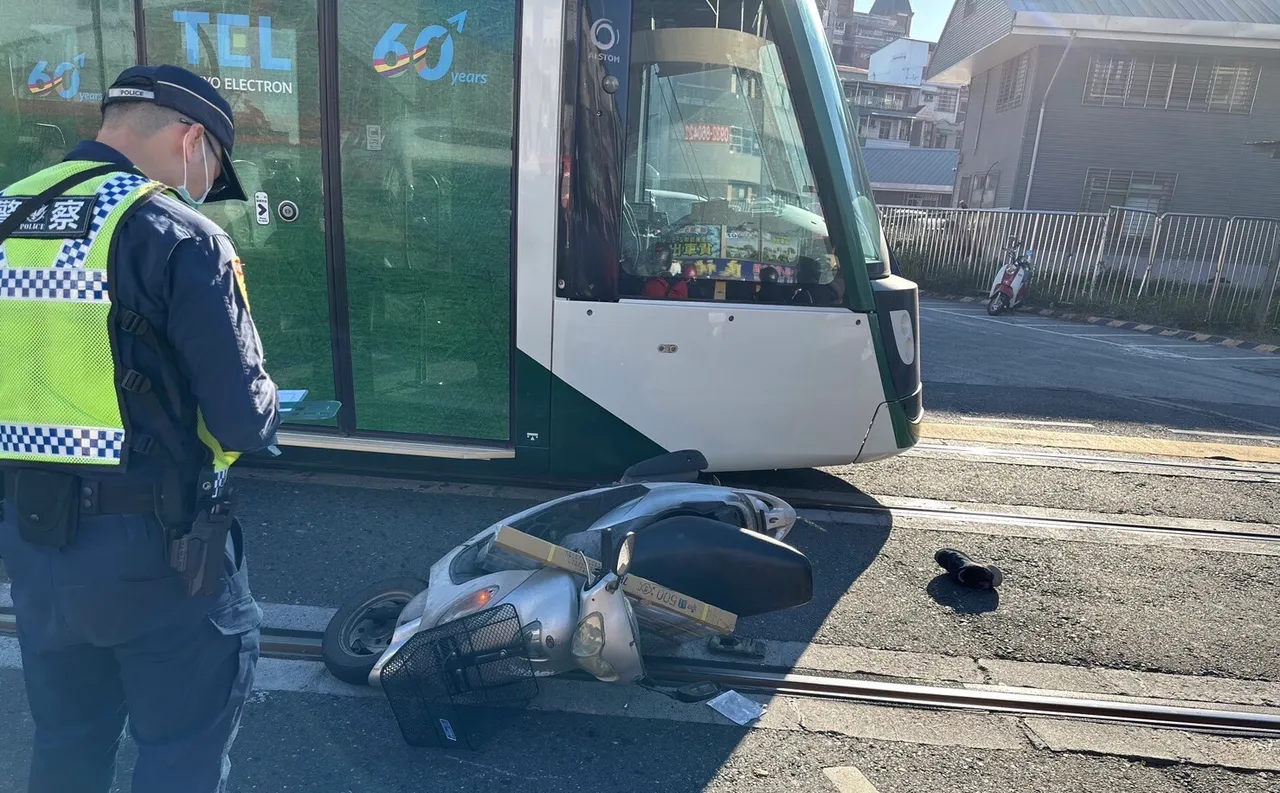 高雄輕軌列車今早與機車發生交通事故，造成部分路段停駛近半小時。高雄捷運提供