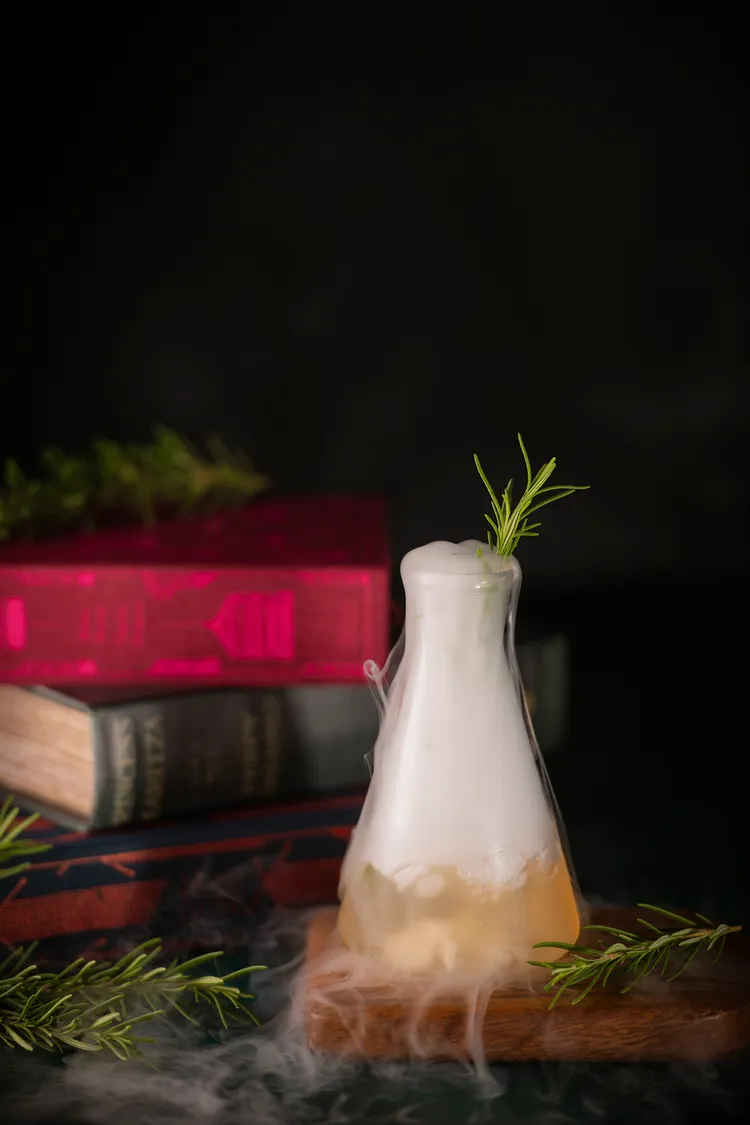 「哈利波特」以書中提到的聚合藥水（Polyjuice Potion）為概念來調製，還有乾冰製造出沸騰效果。業者提供