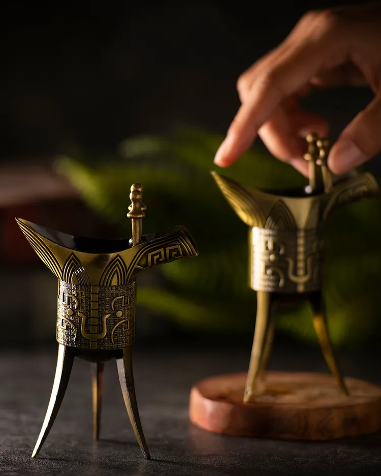 三國演義是成熟的威士忌加上嗆辣的高粱，代表三國時期的政治軍事鬥爭，尾韻的梅子香更是如看書一般令人回味再三。業者提供