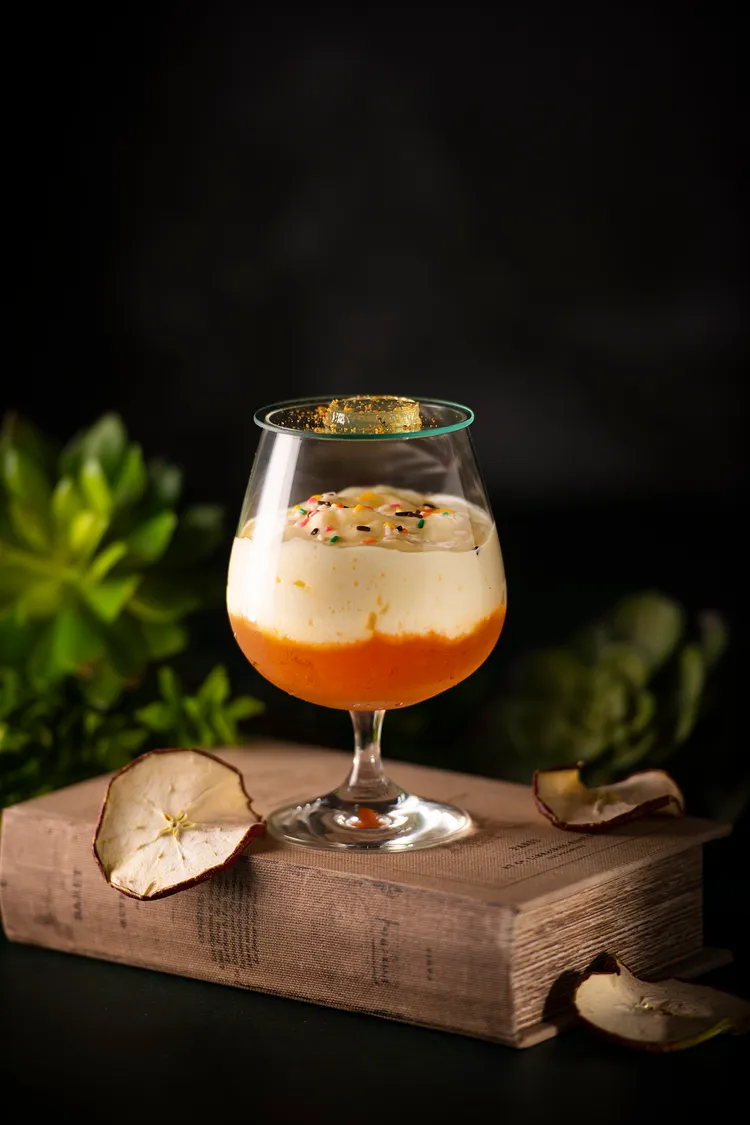 白雪公主以伯爵茶琴酒為主要基酒，另有蘋果酒凍、蘋果醋、鮮奶油等元素。業者提供