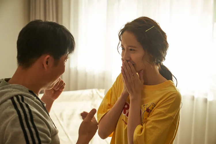 潤娥（右）在《機密同盟2》飾演柳海真的小姨子，對玄彬發花癡的可愛演技，受到影迷喜愛。車庫娛樂提供