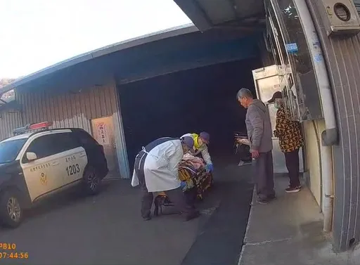 天冷獨居老翁屋內跌倒摔破頭　警消救援挽回一命