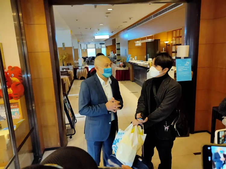 擁有永豐棧酒店經營證照的豐昱公司何天瀚(左)昨天跟消費者說明目前飯店暫停營業，並協助轉宿其他飯店。資料照片