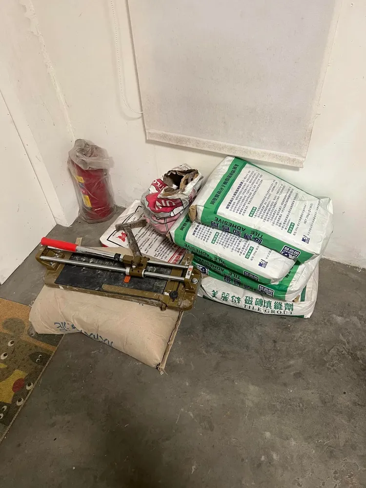 房間門口還有各種水泥工具。翻攝爆料公社