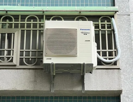 跟著鄰居外掛空調室外機 倒楣男多花4萬被管委會要求拆掉