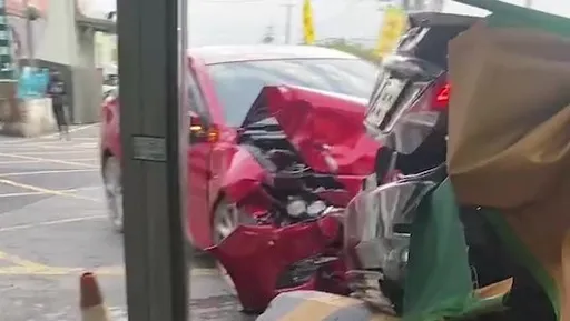 20歲男開快車彎不過撞麵攤 毀2車害2人輕重傷