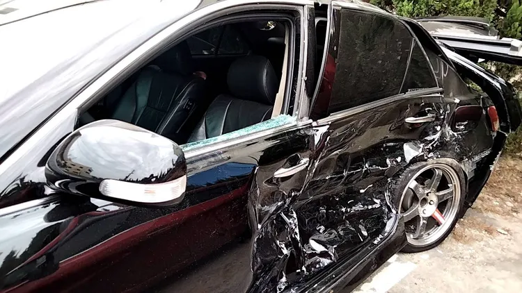 黑色豐田轎車遭攔腰猛撞，左側車身毀損扭曲變形。民眾提供