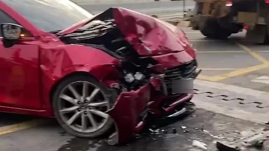 肇事車車頭毀損嚴重。民眾提供