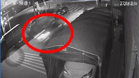 路旁監視器拍下肇事前一刻，紅車飛速衝過影像。民眾提供