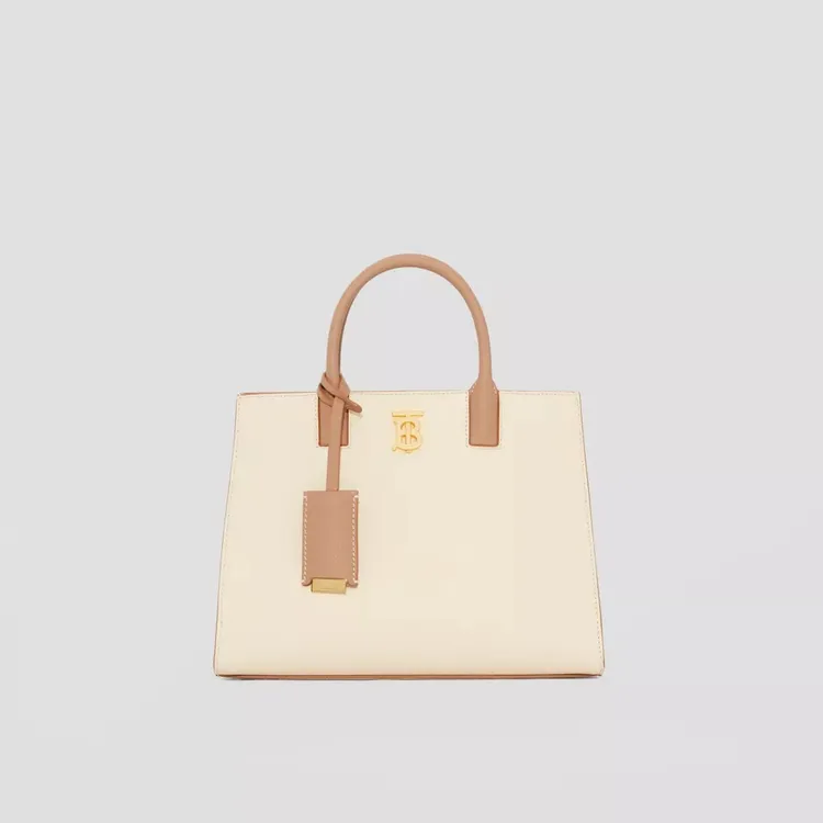 雙色粒紋皮革迷你Frances手袋，8萬5000元。翻攝BURBERRY網站