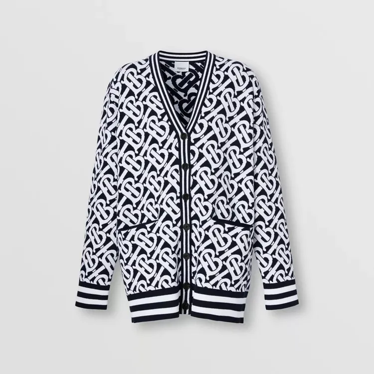 TB logo提花羊毛混紡寬鬆針織衫，5萬5000元。翻攝BURBERRY網站
