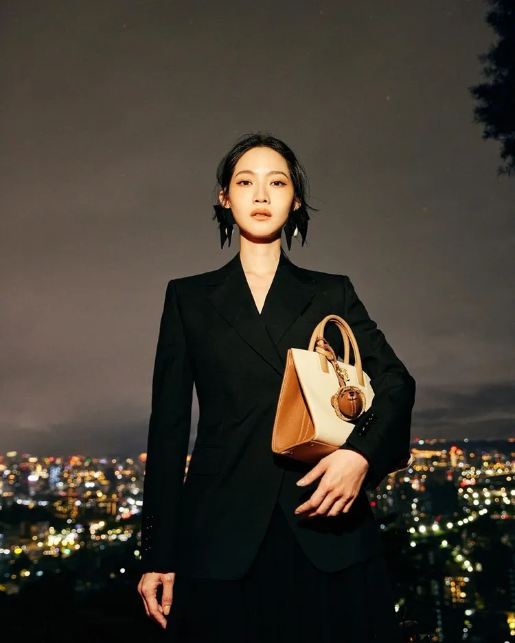 女星曾之喬同樣用全套BURBERRY裝束，為2022年尾聲畫下完美句點。翻攝chiaochiaotzeng IG