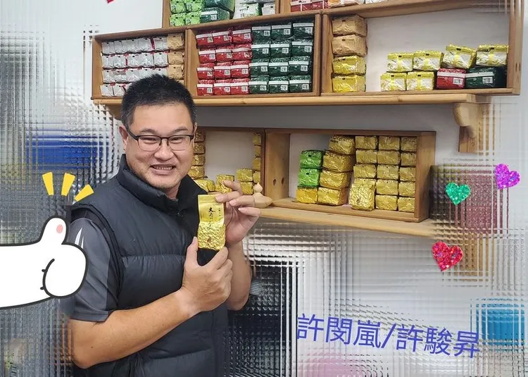 前兄弟象一壘手許閔嵐目前在高雄經營茶行。  翻攝許閔嵐臉書