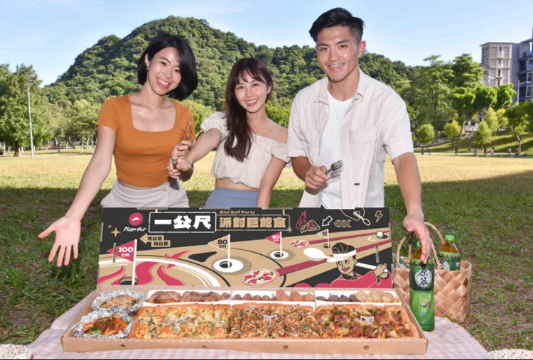 必勝客「一公尺派對巨飽盒」即日起開放預購，全台灣限量2萬份。業者提供