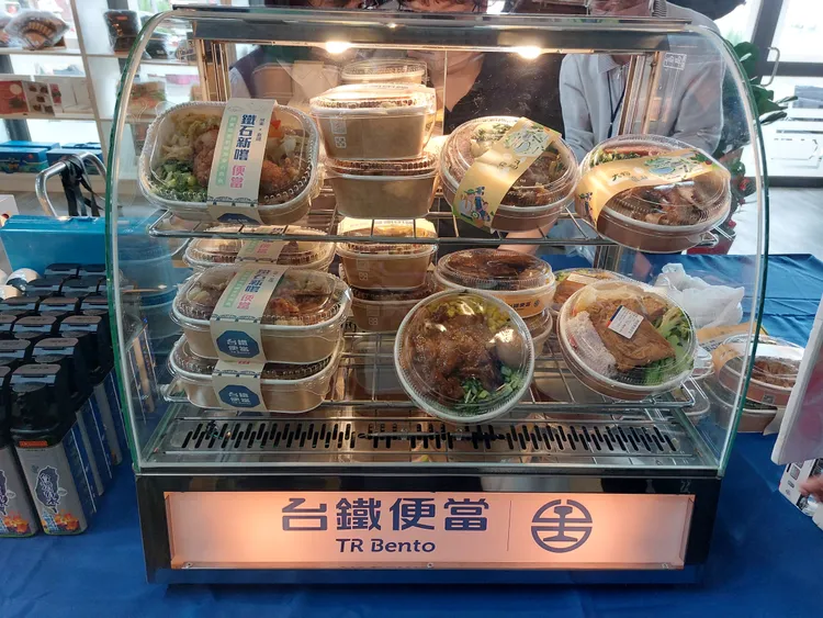 為慶祝臺鐵潮州鐵道園區開幕，高雄鐵路餐廳特選屏東名產萬巒豬腳為主菜，研發「屏味便當」。凃建豐攝