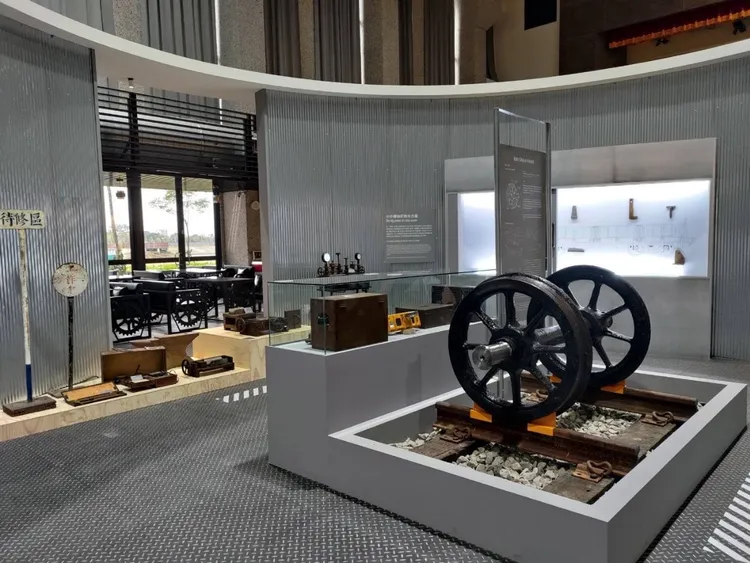 潮州鐵道園區鐵道文物館，展示具歷史意義的鐵道文物。台鐵提供