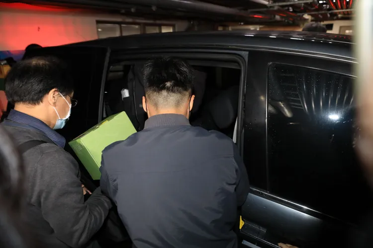 檢調人員從高虹安辦公室帶走一箱證物。莊宗達攝