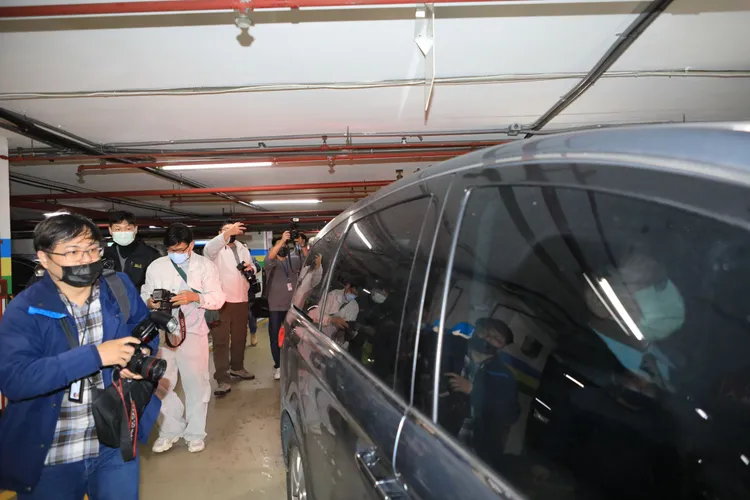 大批媒體守候追問檢調人員，但檢調緘默未透露任何資訊。莊宗達攝