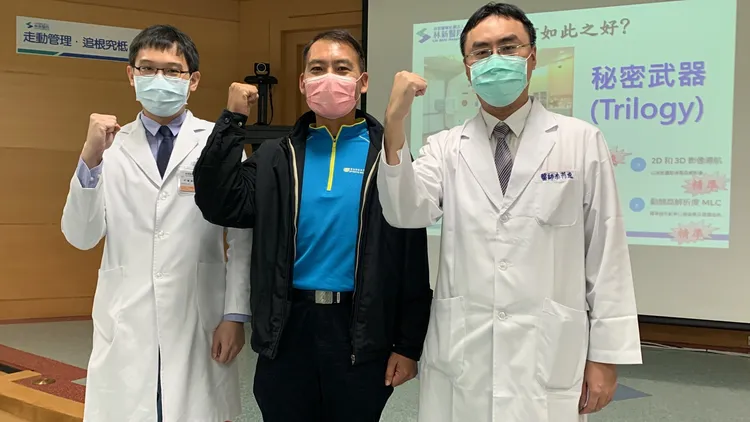 林新醫院放射腫瘤科主任李芃逸主任(右)提醒，40歲男性應定期抽血檢查攝護腺指數，出現夜尿、排尿困難等症狀應盡速就醫，早期發現早期治療。曾雪蒨攝