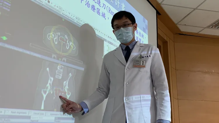 林新醫院放射腫瘤科醫師尹廣宬說明患者接受精準放射線治療，成功消除腫瘤過程。曾雪蒨攝