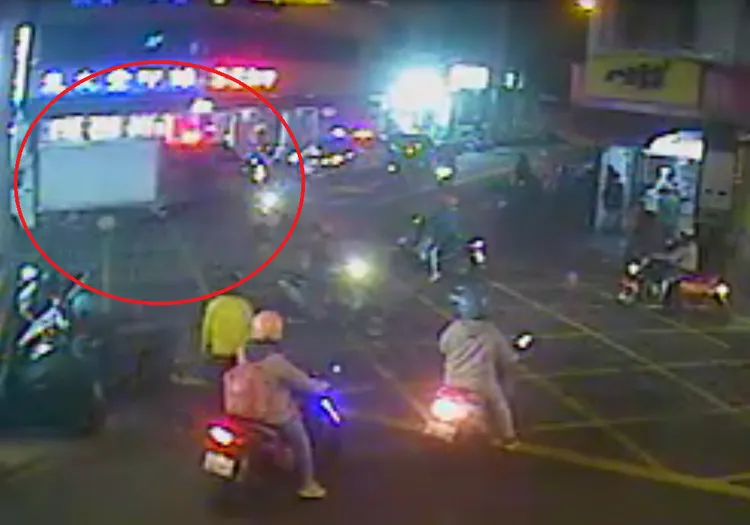 小貨車右轉時，車身擦撞到救護車後尾門。讀者提供
