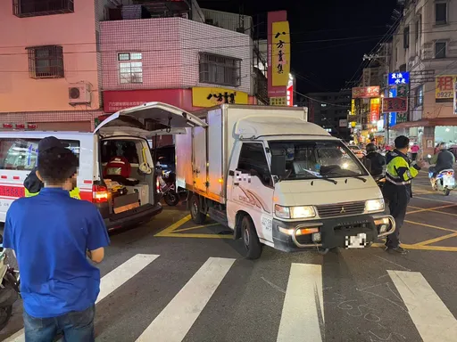台中救護車逆停援救自摔女　下一秒慘遭小貨車擊敗