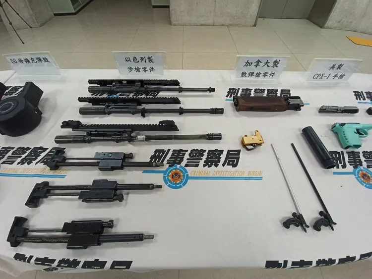 警方查獲的槍械。翻攝畫面