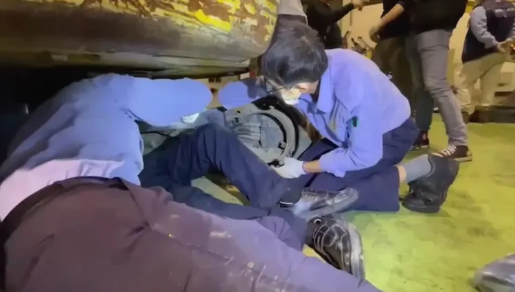 專案小組於怪手底部搜查。翻攝畫面