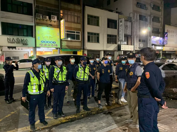 新興分局長古瑞麟親自主持勤教及帶隊，前往轄內酒店及治安顧慮路段，進行威力掃蕩及臨檢。讀者提供