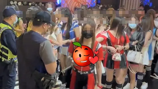 火辣影片！爆乳球衣+迷你裙　高警臨檢開門驚見酒店妹也瘋世足