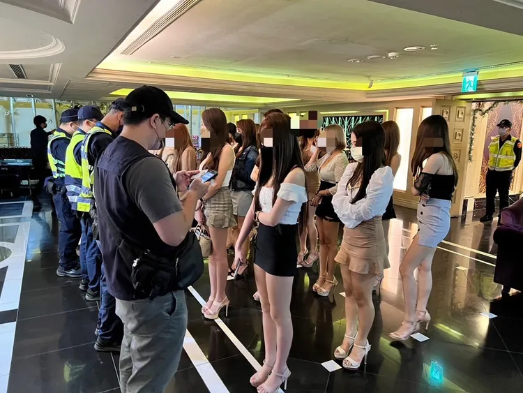 酒店小姐排排站，接受警方盤查。讀者提供