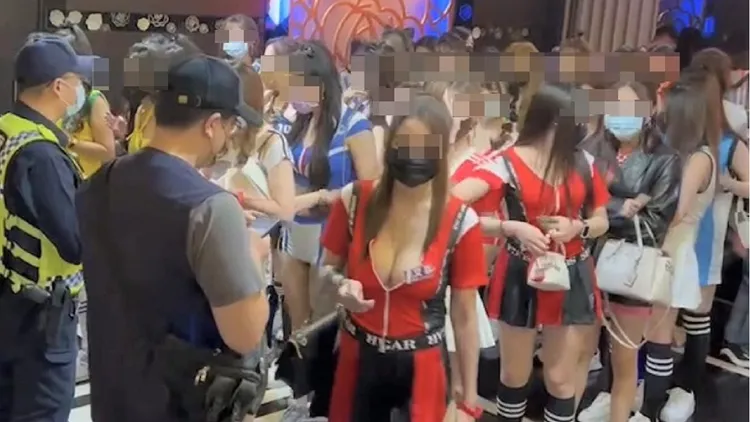三民一分局在轄區酒店臨檢，店內近40位女服務生穿爆乳世足風球衣，列隊接受盤查。讀者提供