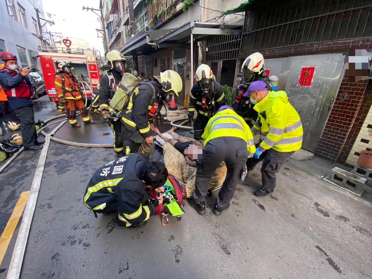 警消救出受困民眾。桃園市消防局提供