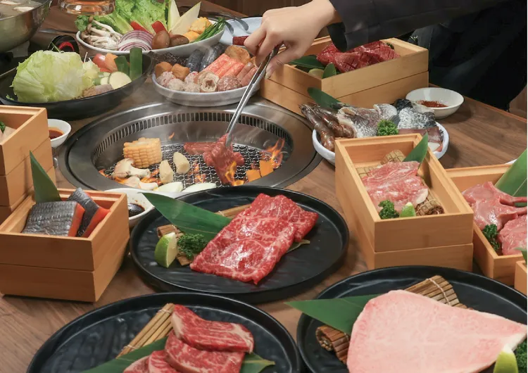 本格和牛燒肉放題價格每人538+10%元起，建議直接選擇888+10%元等級，能暢享四種和牛吃到飽。業者提供