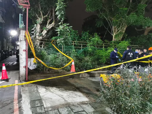三重巡邏警見國小外花圃竄火　滅火後驚見一具「男焦屍」